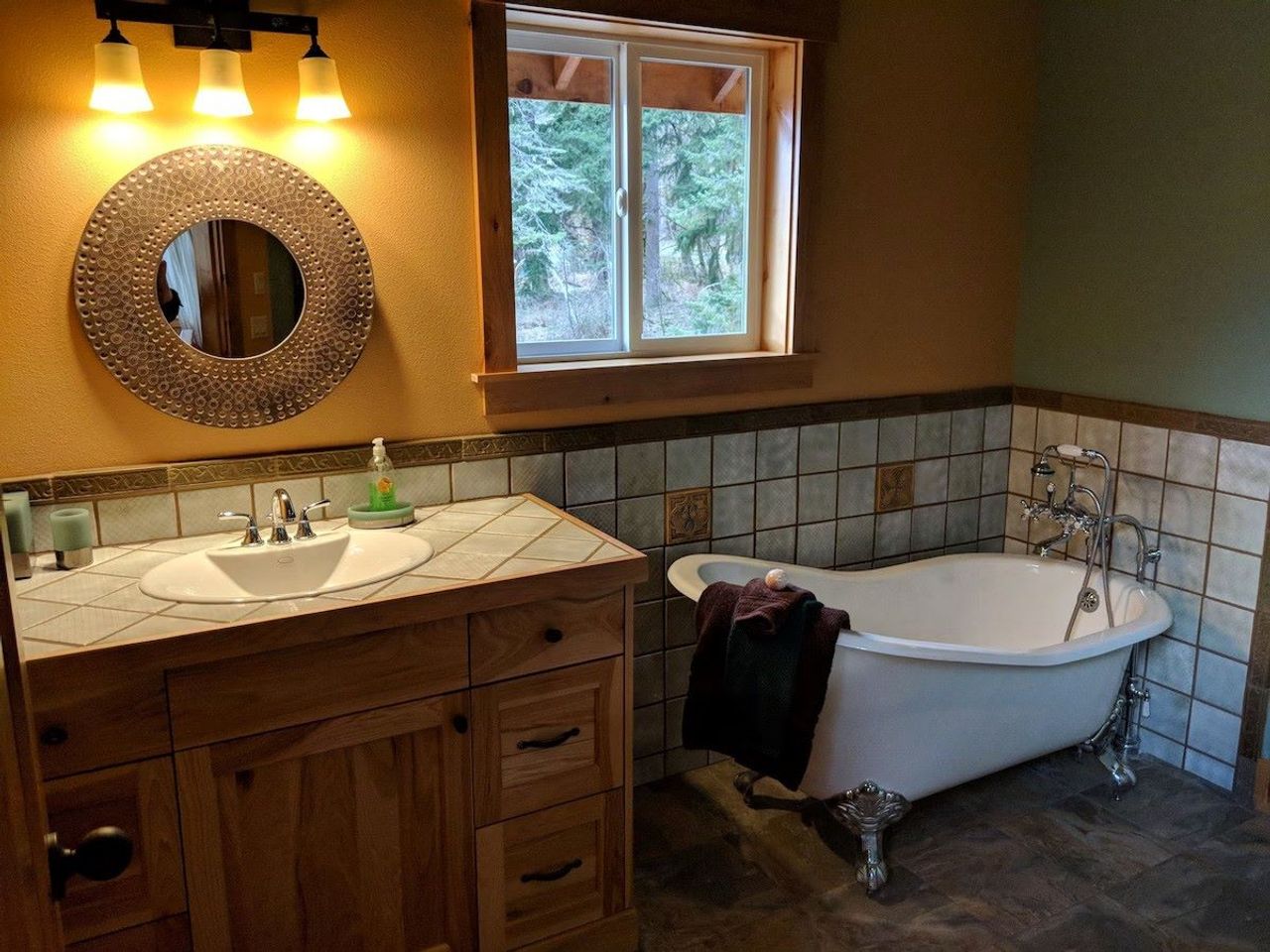 Copper Creek Inn Restaurant & Lodging - Tahoma Canyon Home Bathroom