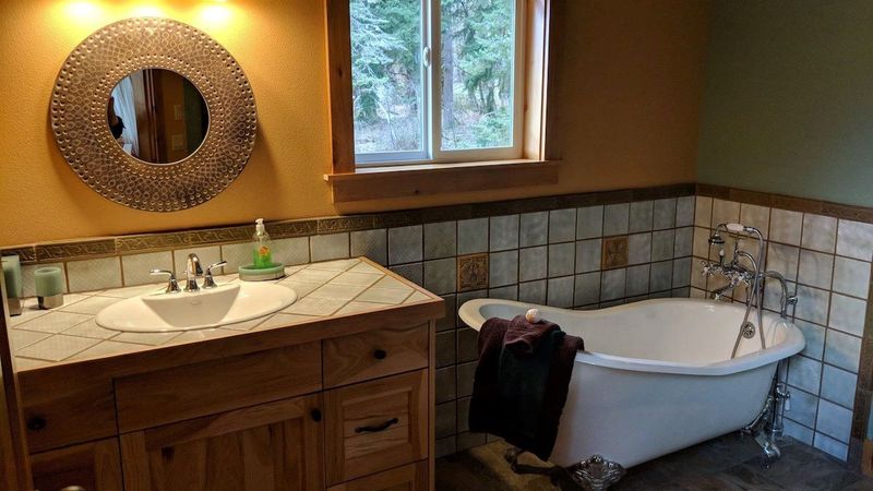 Copper Creek Inn Restaurant & Lodging - Tahoma Canyon Home Bathroom