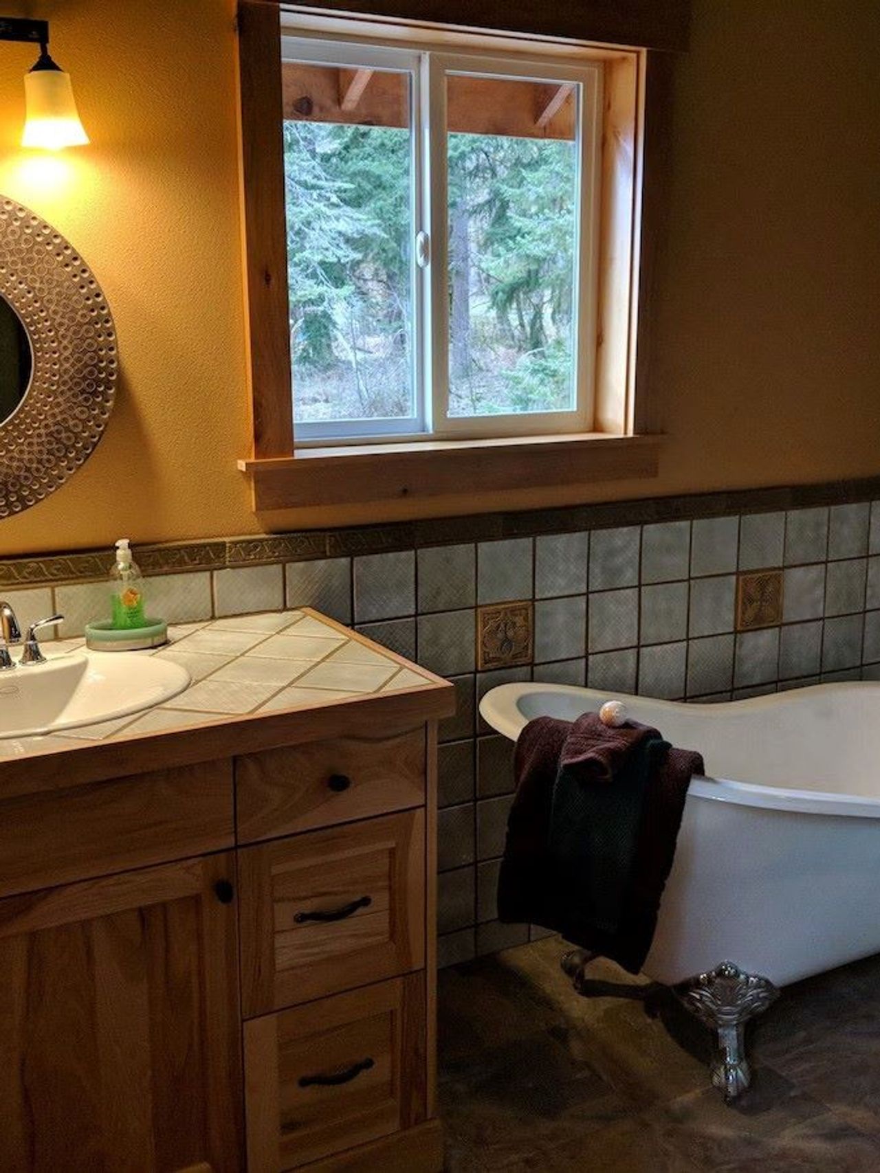 Copper Creek Inn Restaurant & Lodging - Tahoma Canyon Home Bathroom