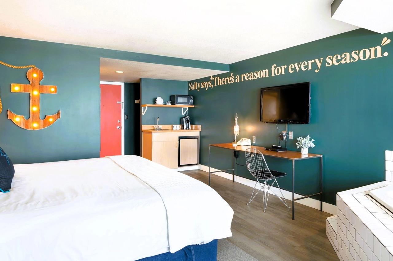 Surftides Lincoln City - Room, Jetted Tub, King Bed