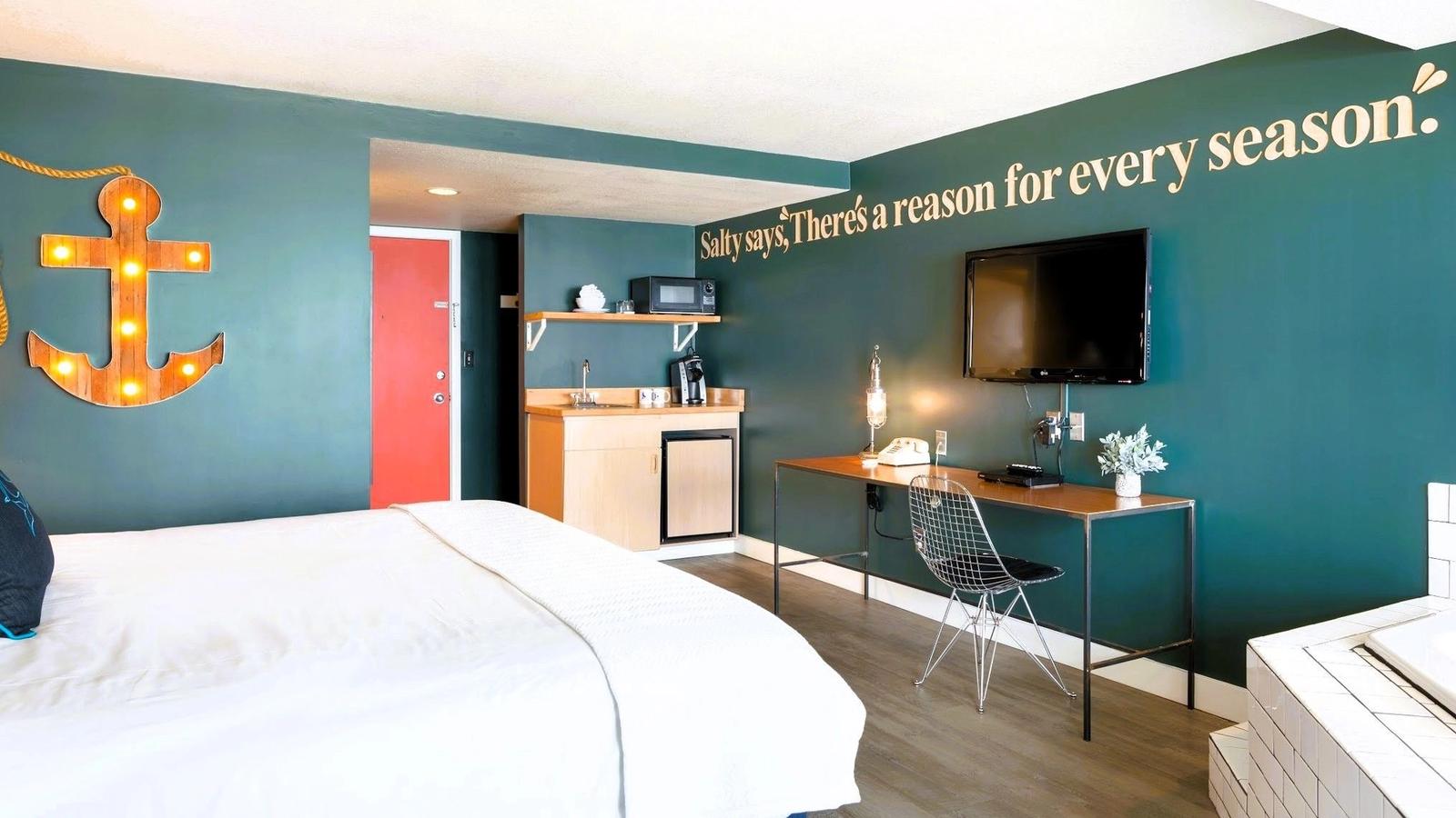 Surftides Lincoln City - Room, Jetted Tub, King Bed