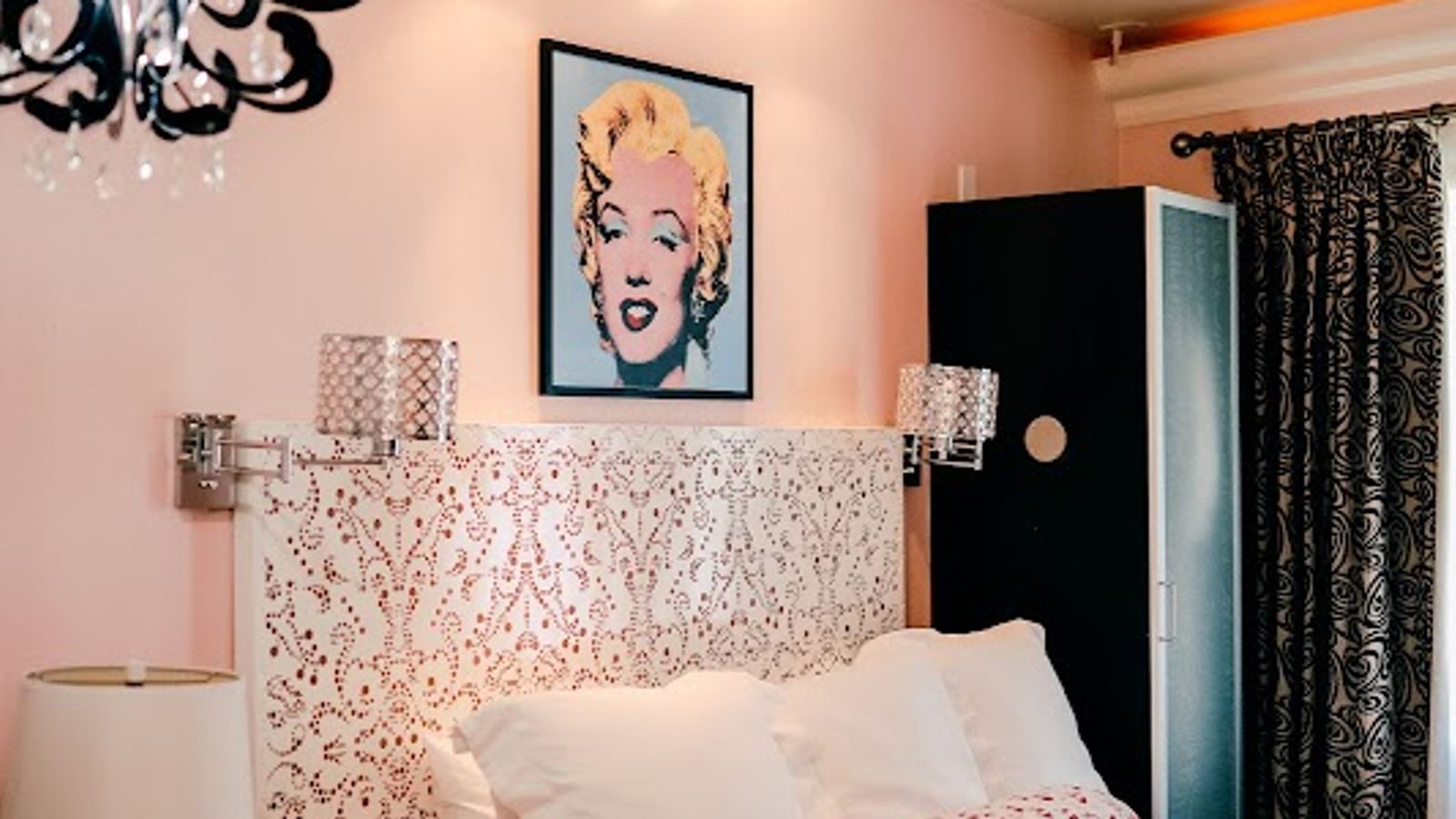 Photo of Hotel 1110 - Norma Jean Honeymoon Suite