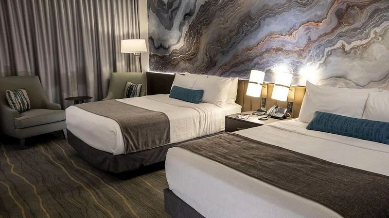 Angel Of The Winds Casino Resort - Deluxe Room, 2 Queen Beds