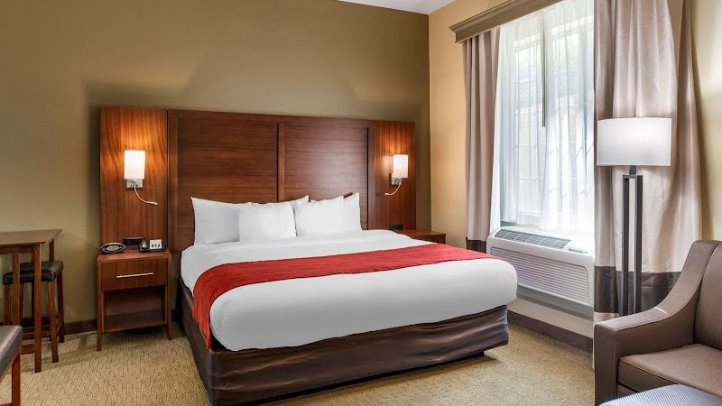 Photo of Comfort Suites Eugene - Suite, King bed