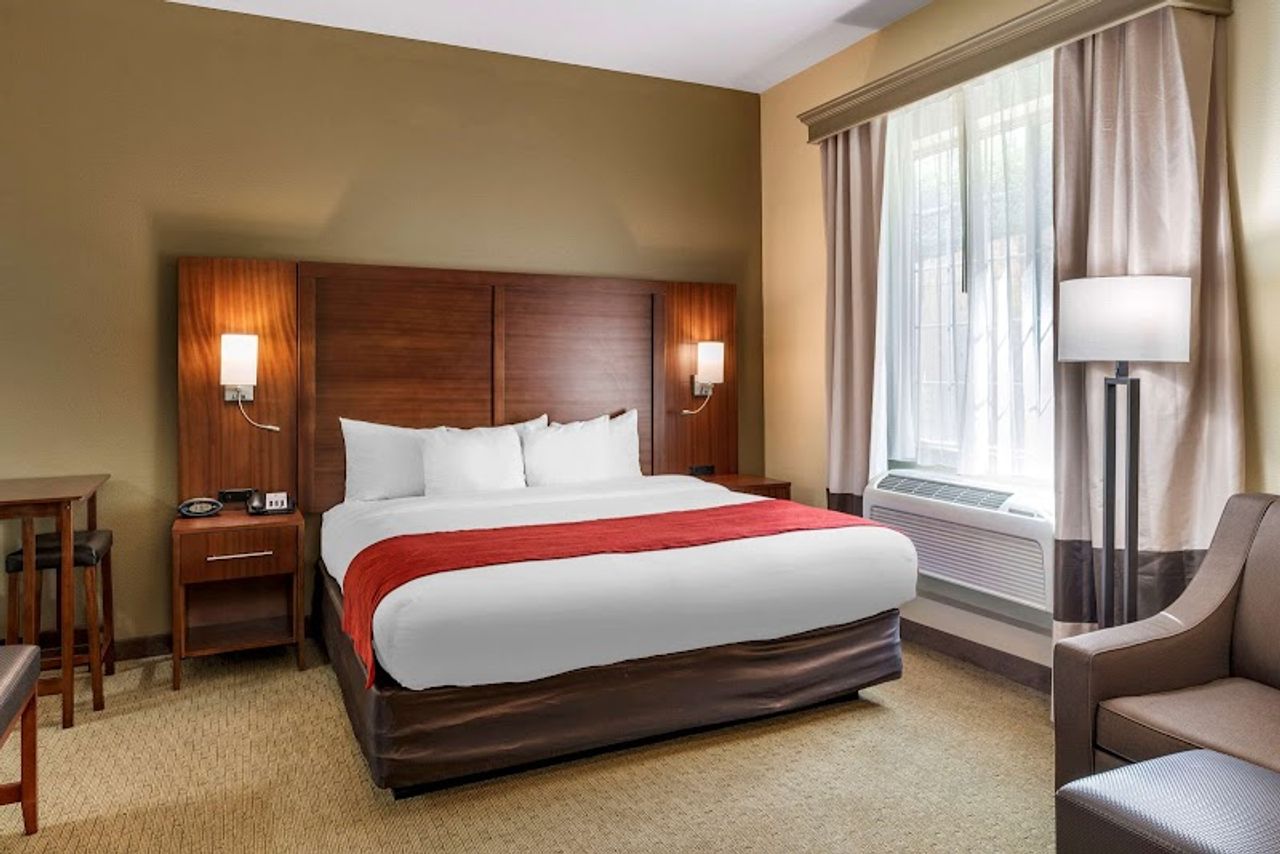 Photo of Comfort Suites Eugene - Suite, King bed