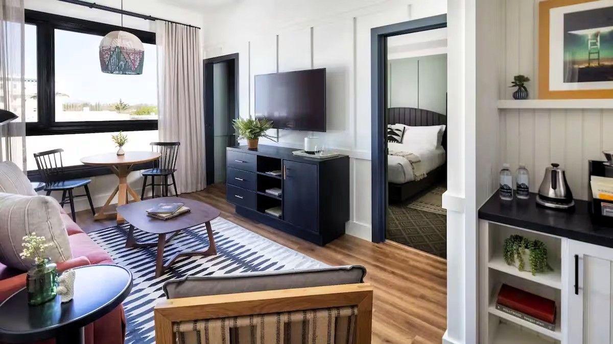 El Capitan Hotel - Suite, King Bed, Living Space, Flat-screen TV, Seating Area, Kitchenette