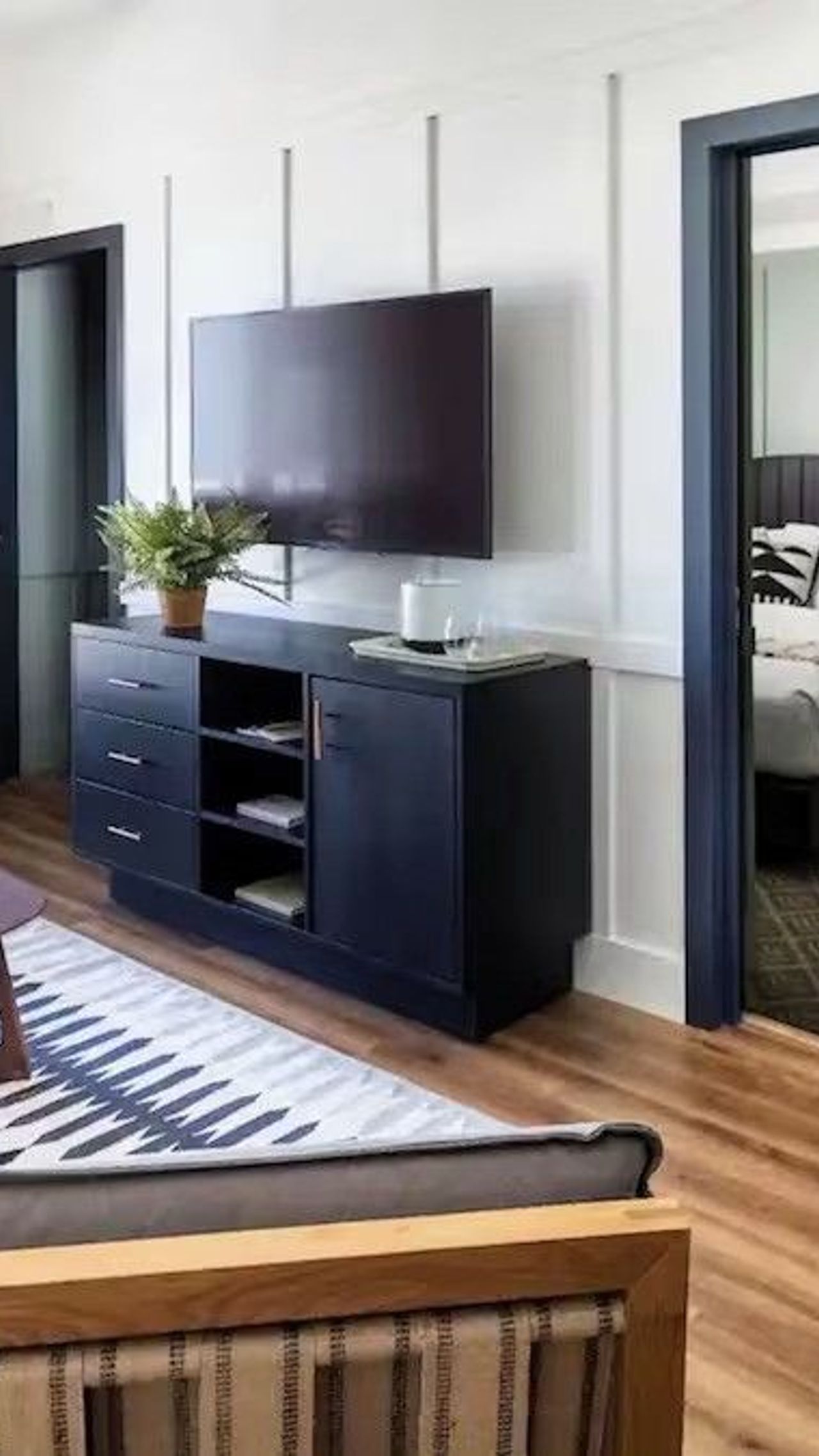 El Capitan Hotel - Suite, King Bed, Living Space, Flat-screen TV, Seating Area, Kitchenette