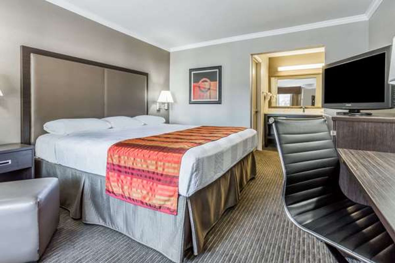 Photo of Super 8 by Wyndham Mountain View