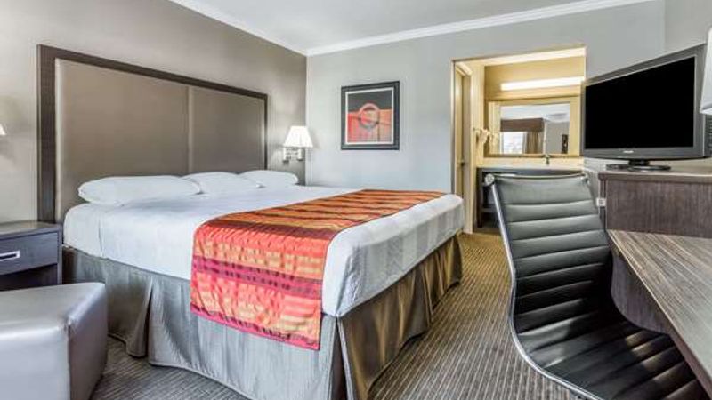 Photo of Super 8 by Wyndham Mountain View