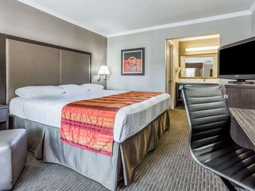 Photo of Super 8 by Wyndham Mountain View