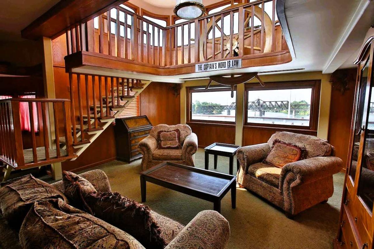 Delta King Hotel - Room (Captains Quarters)