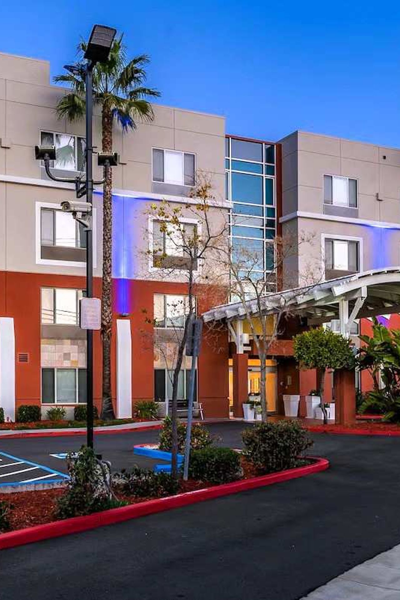 Holiday Inn Express & Suites Fremont - Milpitas Central, an IHG Hotel