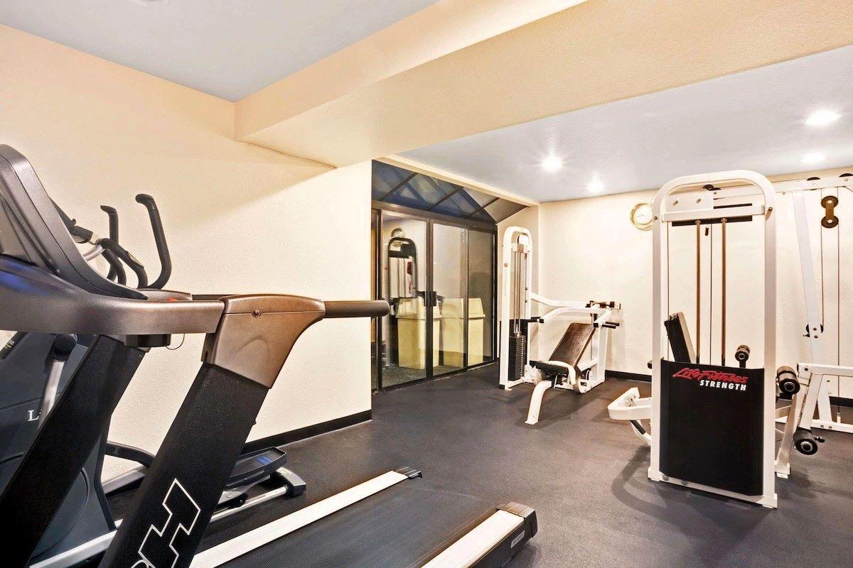 Ramada by Wyndham Tukwila Southcenter - Fitness facility