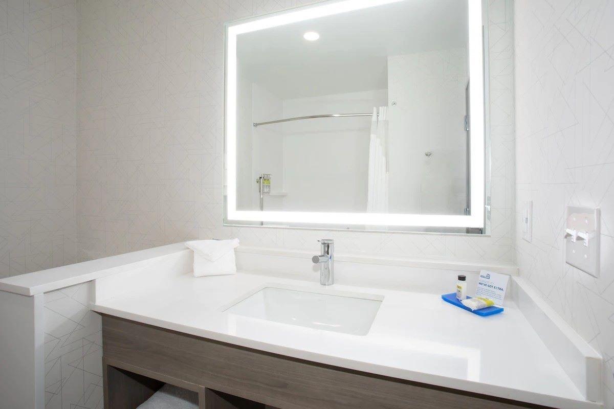 Holiday Inn Express & Suites Burley, an IHG Hotel - Bathroom