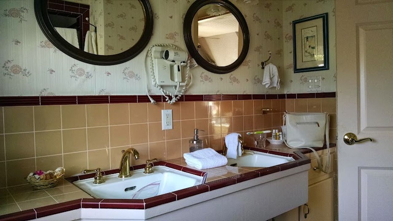 Photo of The Old St. Angela Inn - Bathroom