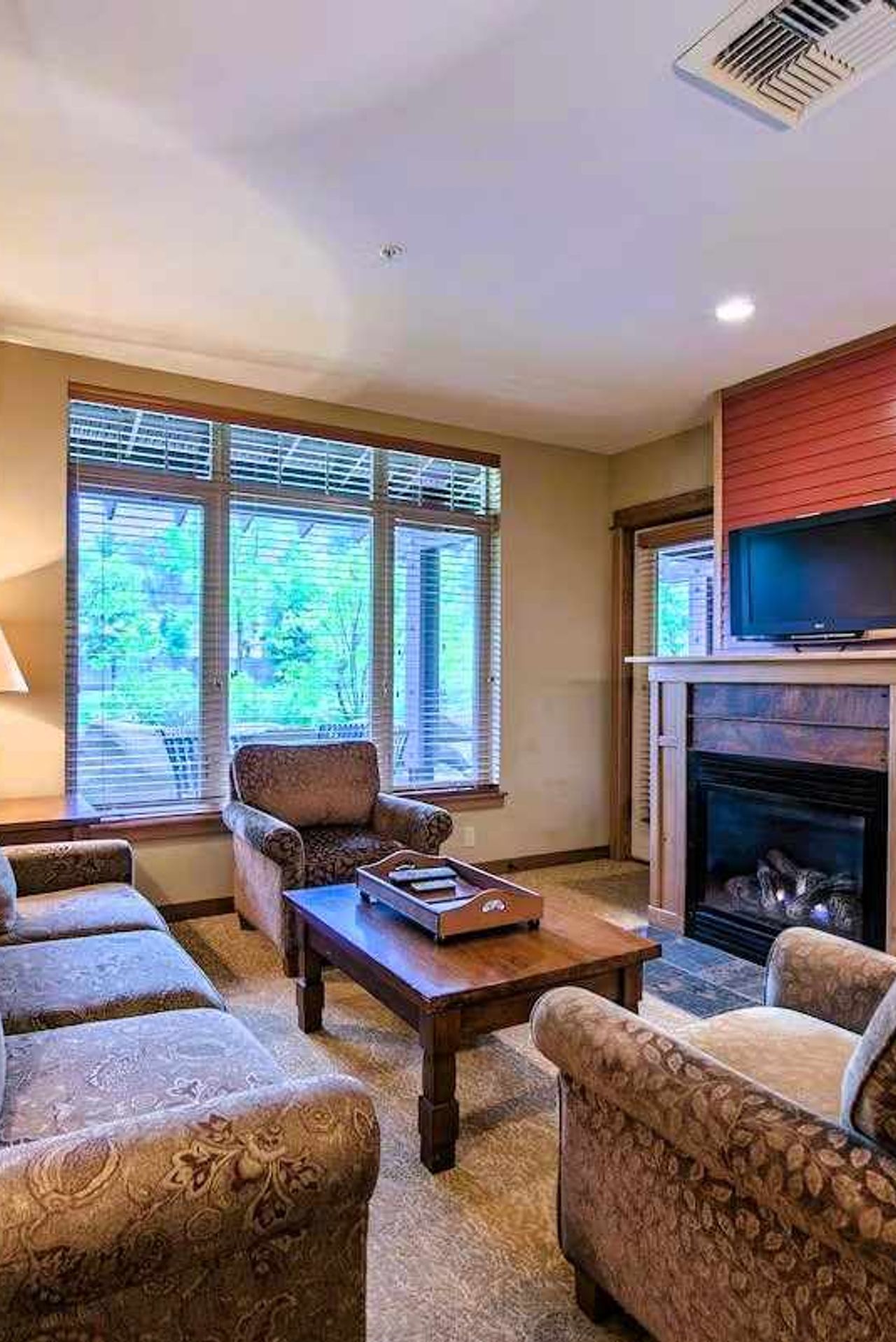 Silver Mountain Resort - 1 Bedroom condo, Living room