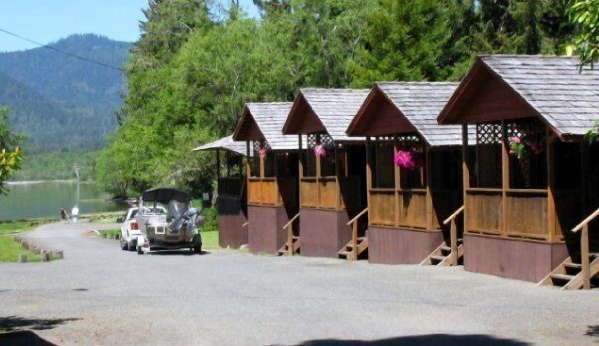 Rain Forest Resort Village - Fireplace Cabins