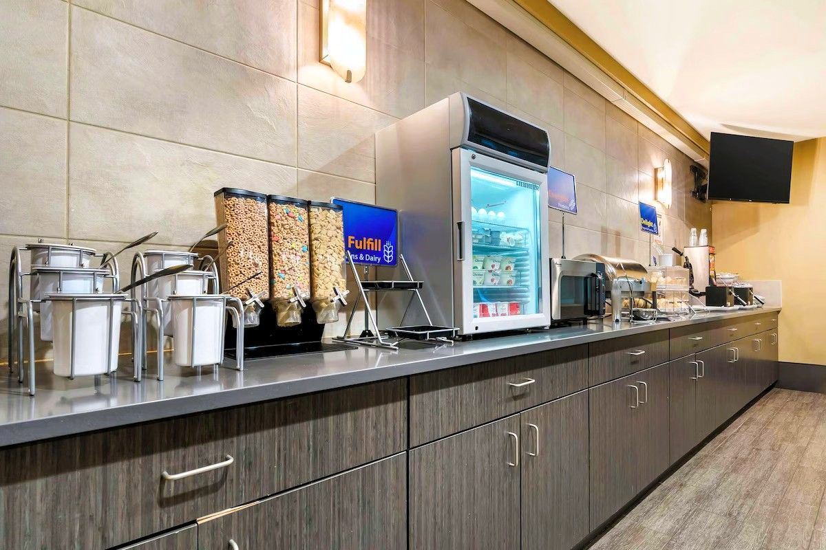 Best Western Columbia River Waterfront Hotel Astoria - Complimentary Full Breakfast Buffet