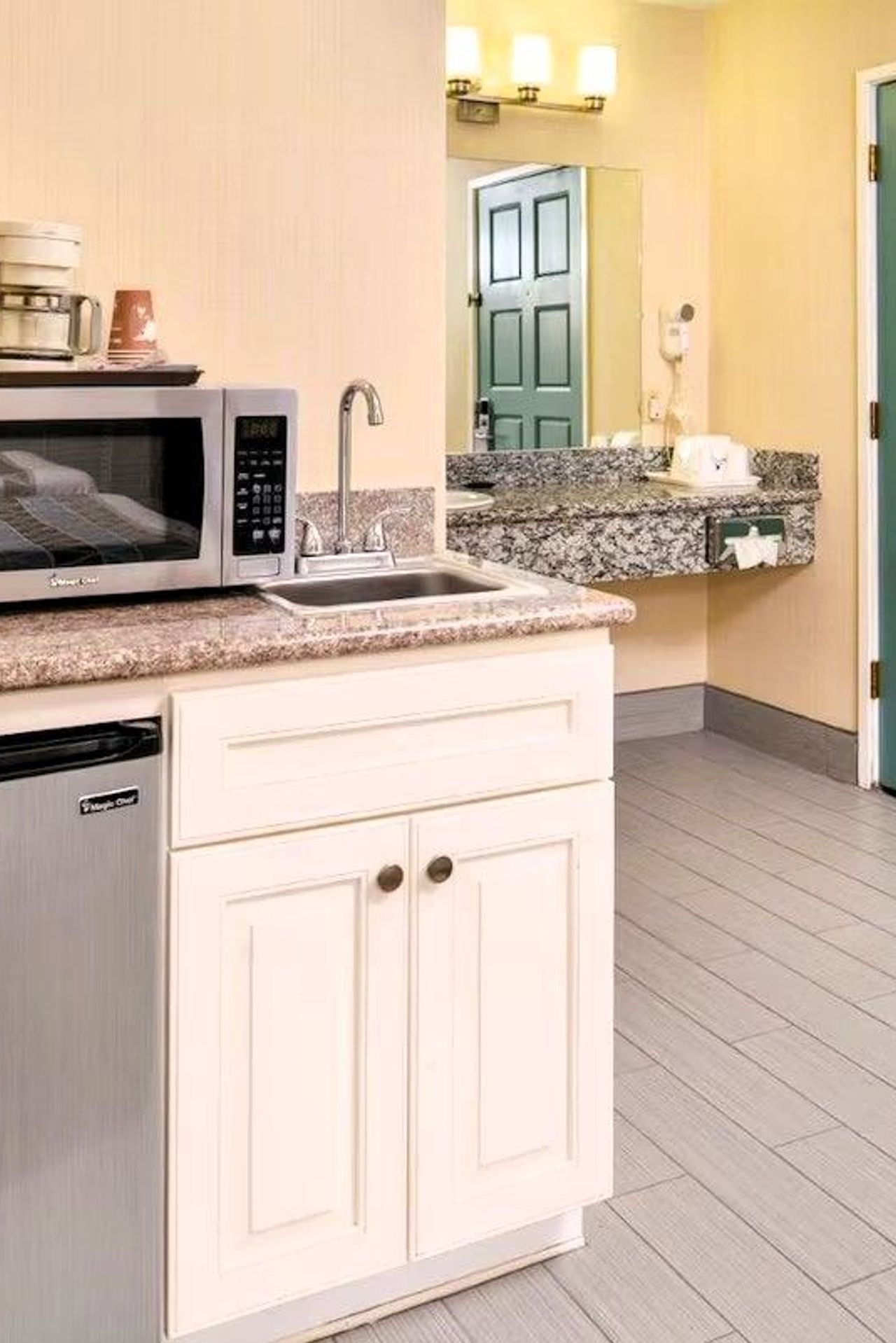 Good Living Inn - Private kitchenette