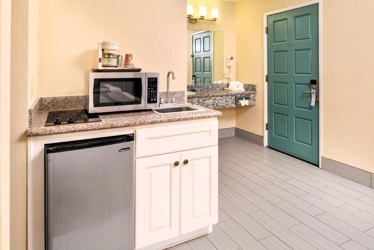 Good Living Inn - Private kitchenette