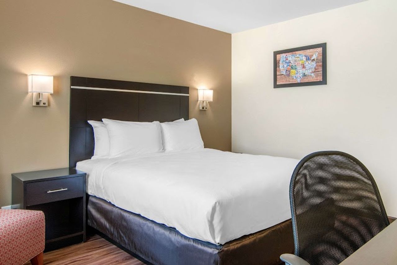 Photo of Econo Lodge Inn & Suites Springfield Main Street - Room