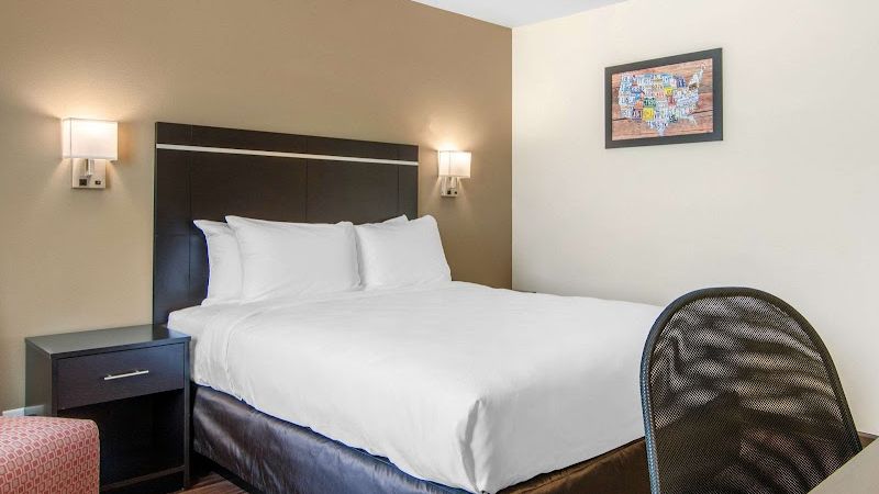 Photo of Econo Lodge Inn & Suites Springfield Main Street - Room