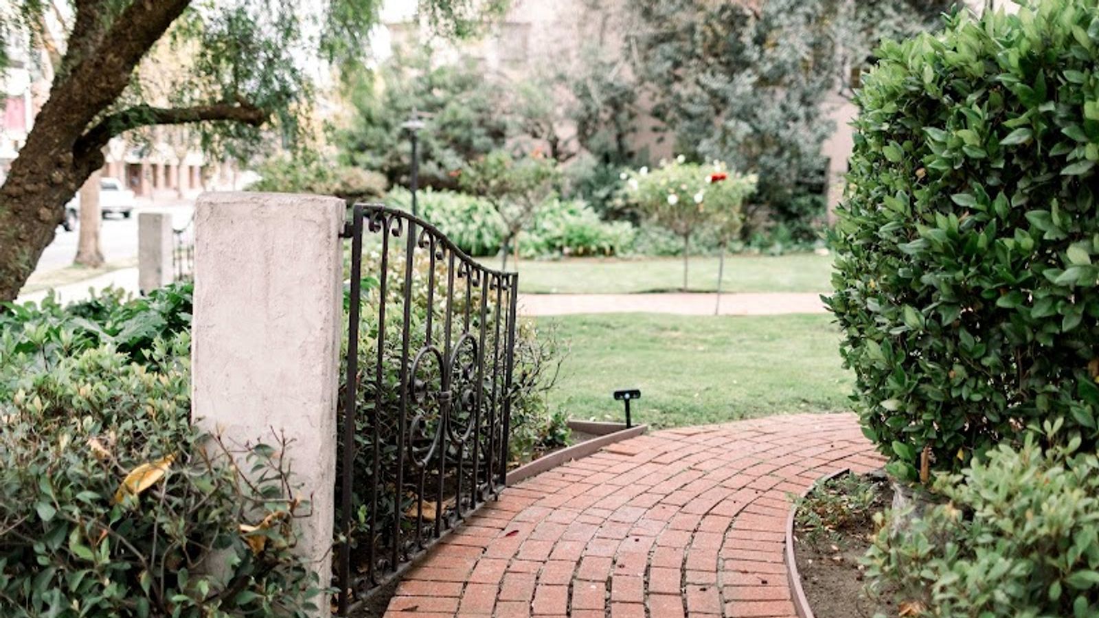 Photo of Merritt House Hotel - Courtyard