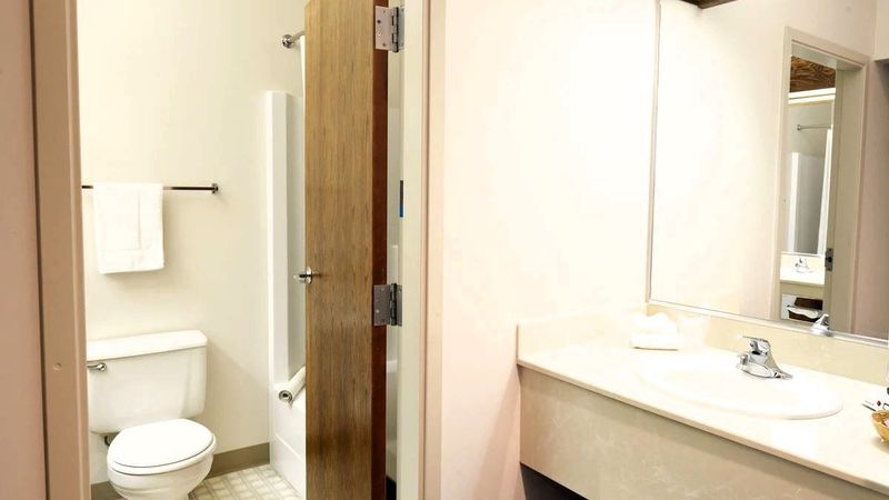 Benny's Colville Inn - Bathroom