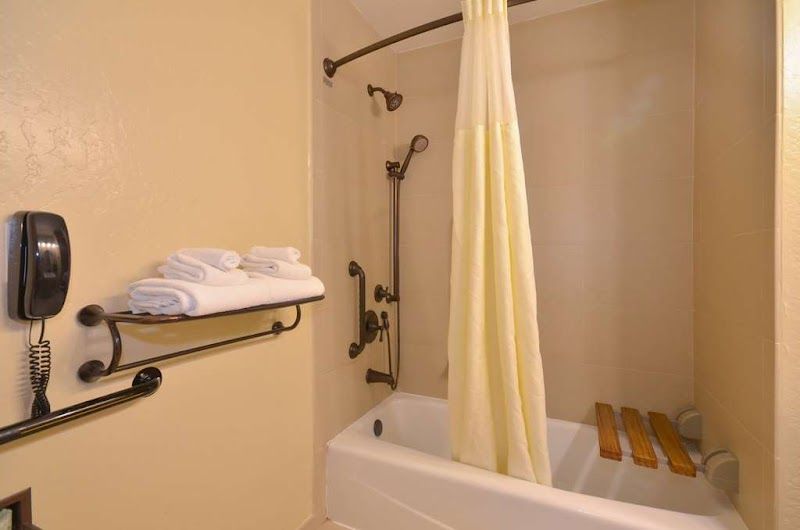 Photo of Best Western The Inn & Suites Pacific Grove - Bathroom