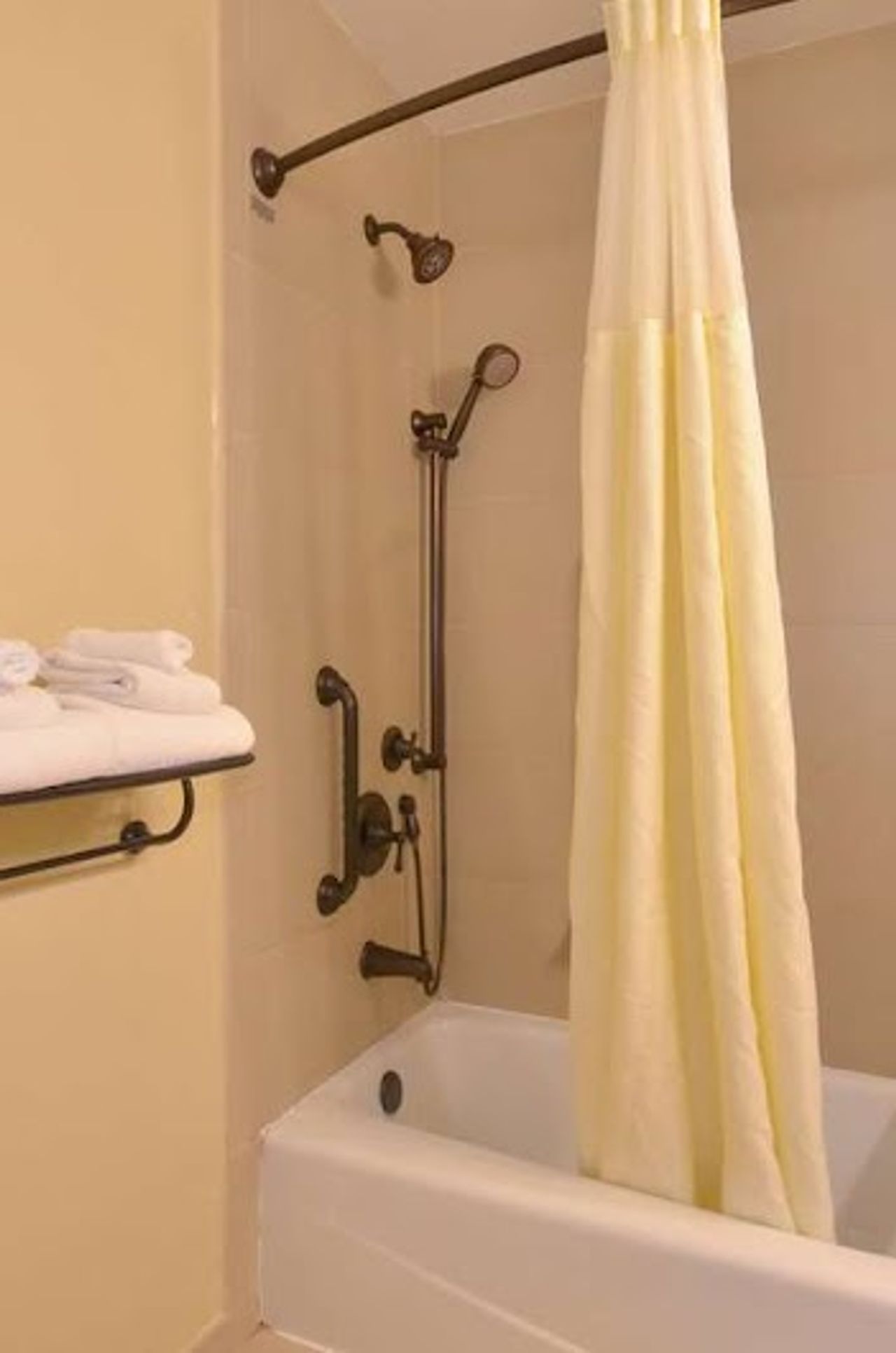 Photo of Best Western The Inn & Suites Pacific Grove - Bathroom