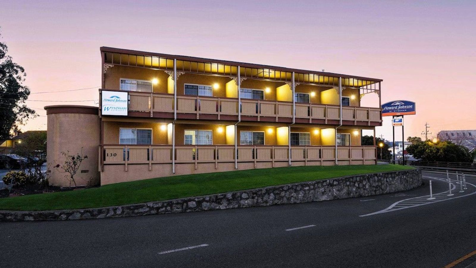 Howard Johnson by Wyndham Santa Cruz Beach Boardwalk