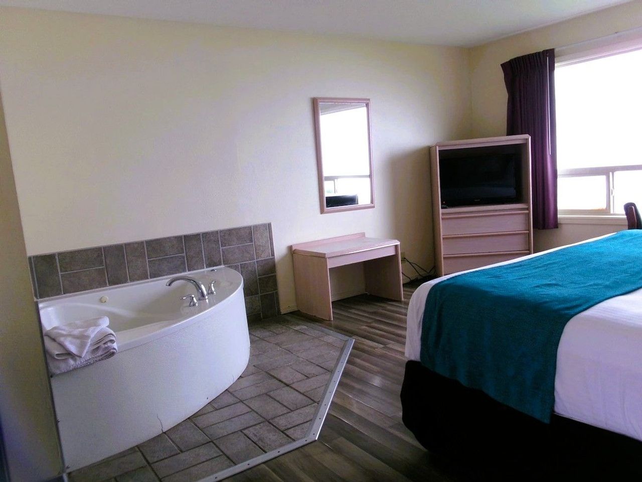 Seahorse Oceanfront Lodging - Private in-room jetted tub