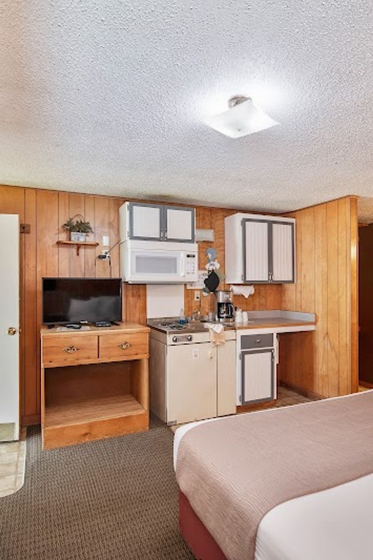 Photo of Birch Glen Lodge and Motel