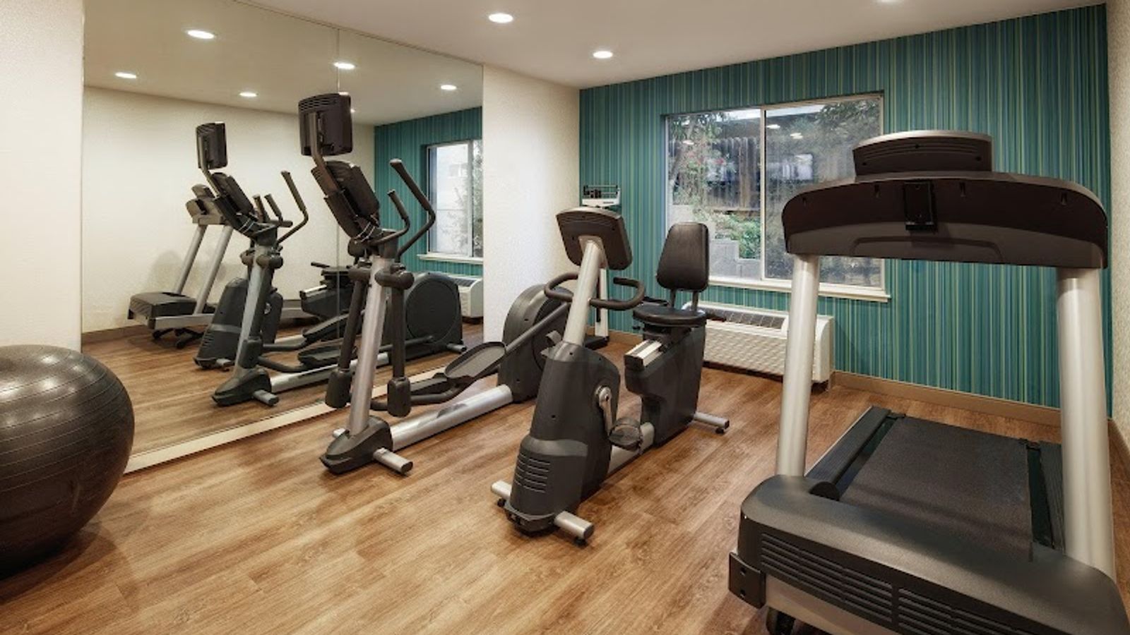 Photo of Holiday Inn Express & Suites Belmont by IHG