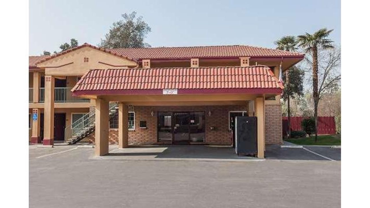 Photo of Super 8 by Wyndham Visalia