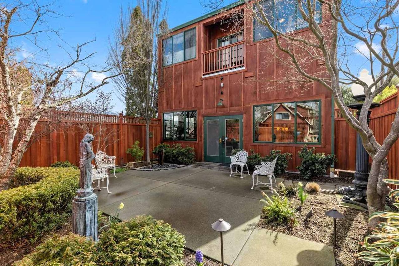 The Peerless Hotel - Private garden patio