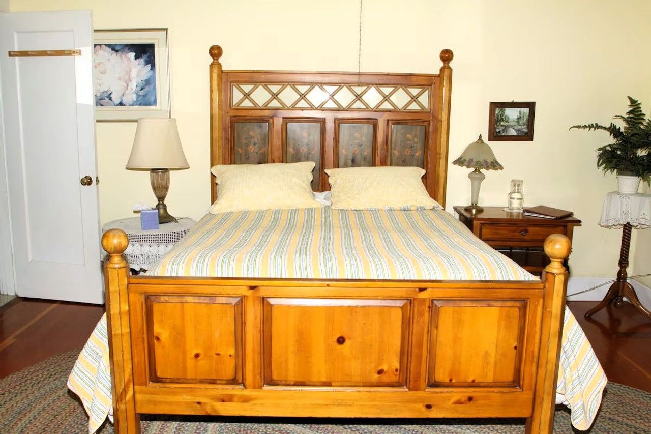 Bear Flag Inn - Lovina Room