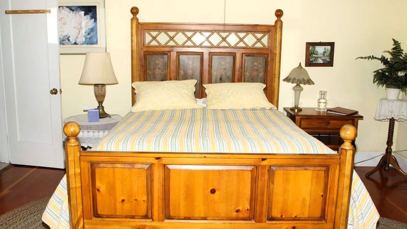 Bear Flag Inn - Lovina Room