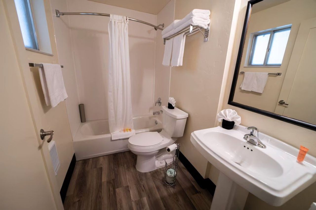 Clover Creek Inn - Bathroom