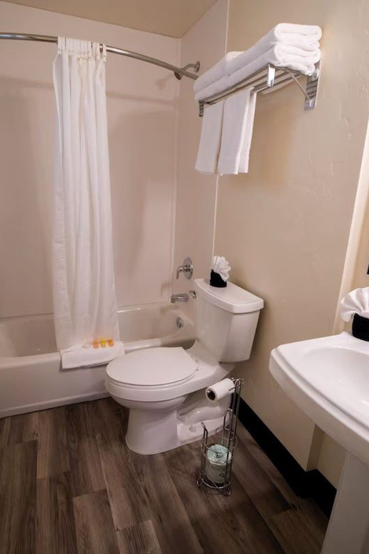 Clover Creek Inn - Bathroom