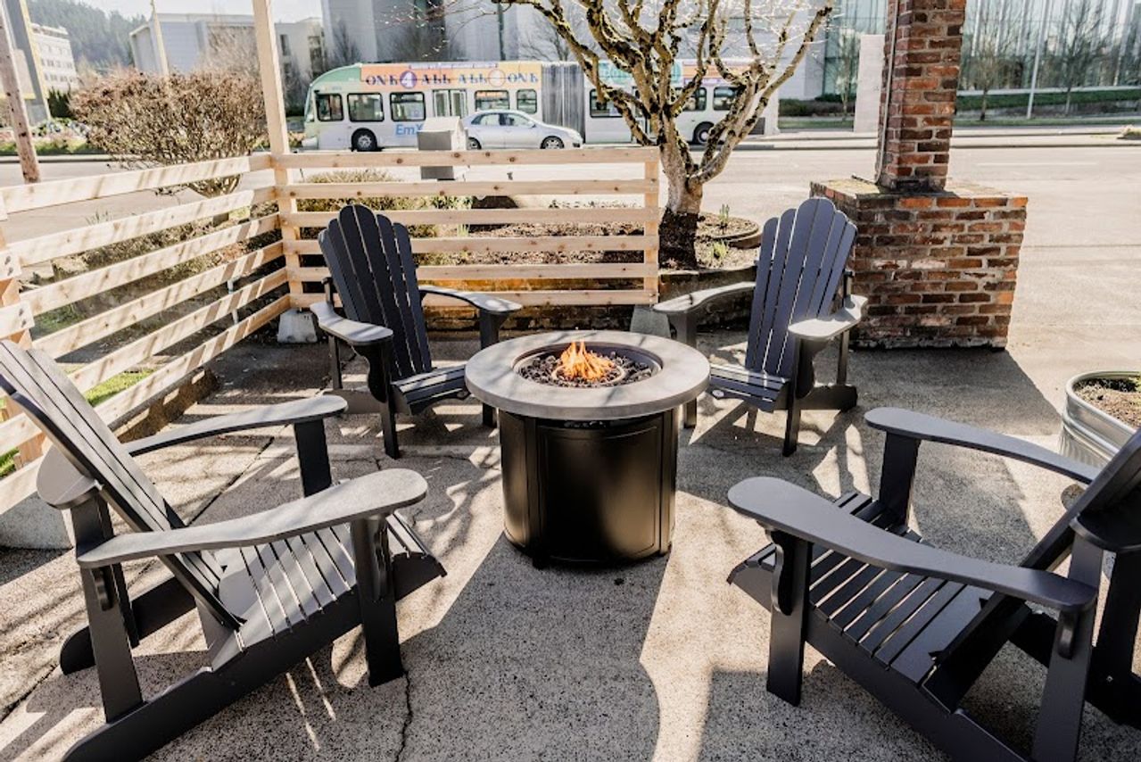 Photo of Maverick Hotel Eugene Near University, Ascend Hotel Collection - Outdoor seating area, Firepit