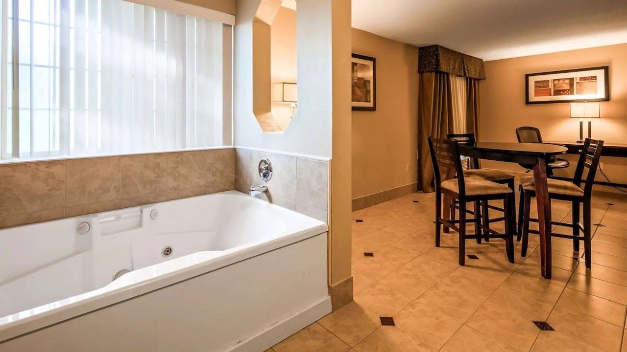 Best Western Plus Prairie Inn - Jetted Tub