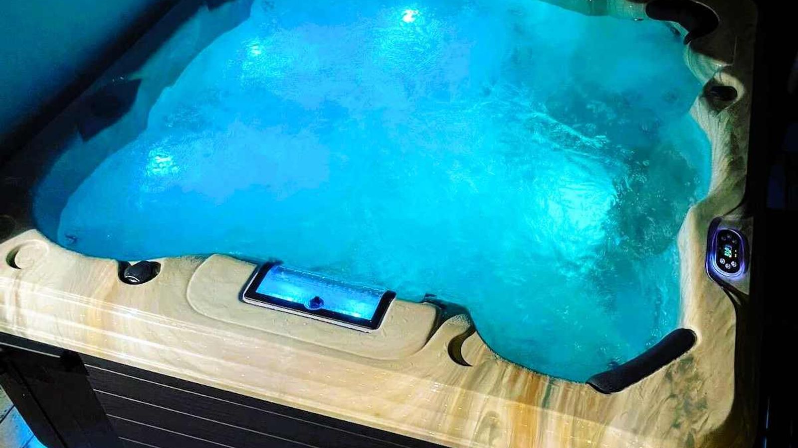 Northside School B&B - Outdoor spa tub