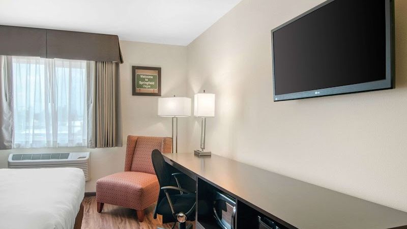 Photo of Econo Lodge Inn & Suites Springfield Main Street - Room, King bed, Work desk, Flat TV