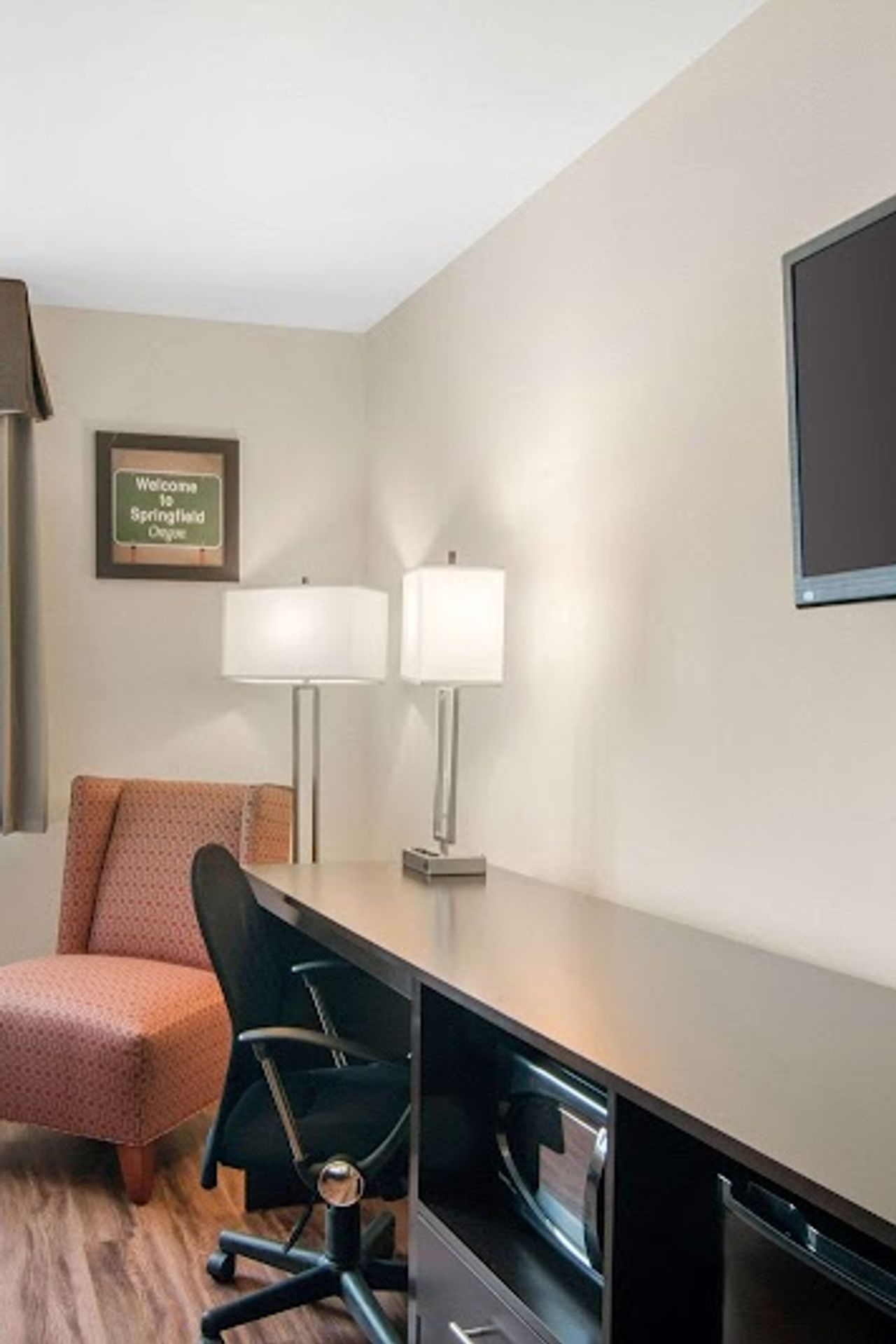 Photo of Econo Lodge Inn & Suites Springfield Main Street - Room, King bed, Work desk, Flat TV