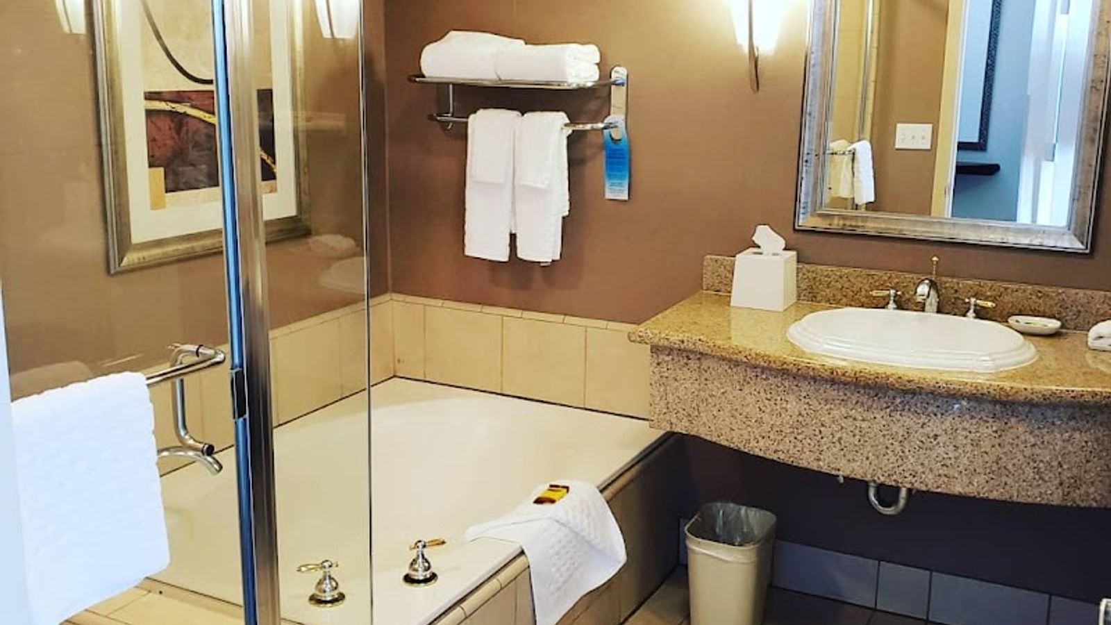 Photo of Best Western Plus Bayside Hotel - Separate tub and shower, deep soaking tub, free toiletries, hair dryer