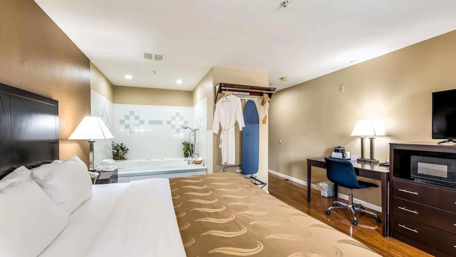 Quality Inn Cle Elum-Ellensburg - In-room Whirlpool Tub