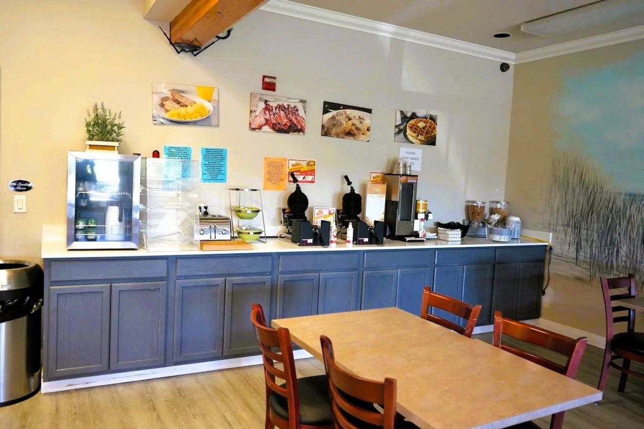 Photo of Ocean Paradise Hotel & Resort - Breakfast area, Complimentary continental breakfast