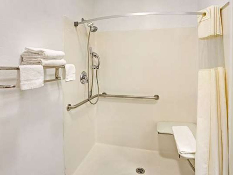 Photo of Days Inn & Suites by Wyndham Gresham