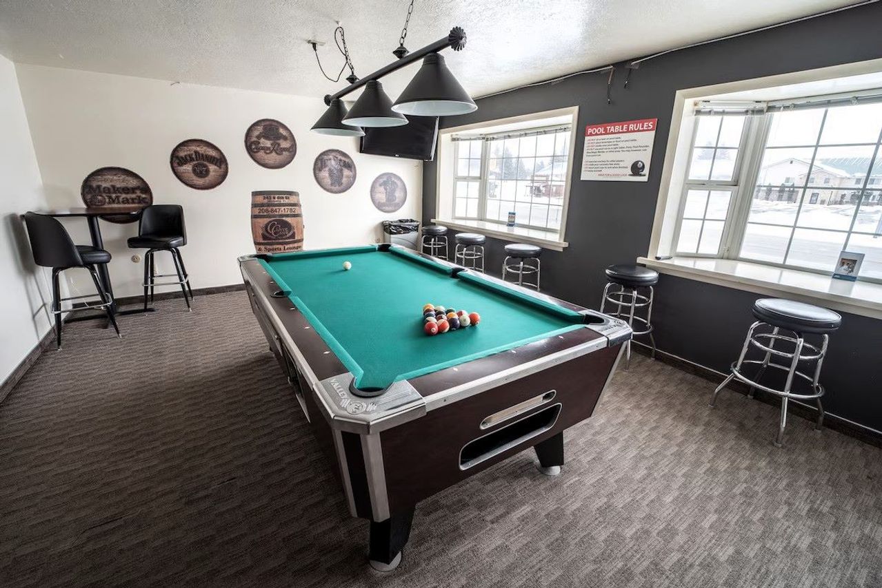 Clover Creek Inn - Sports bar